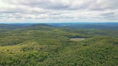 Outaouais 'deki Montagnes Noires parkının yukarısında sağdan sola doğru insansız hava aracıyla geziniyor.