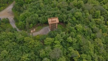 Hava aracı görüntüsü Outaouais 'deki Montagnes Noires parkının ortasındaki ahşap gözetleme kulesini gösteriyor.