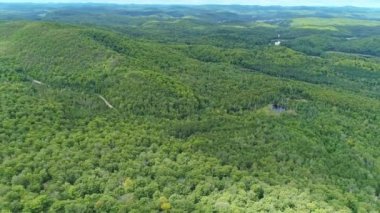 Ouataouais 'deki Montagnes Noires parkında, ormanın üzerinde geziniyor.