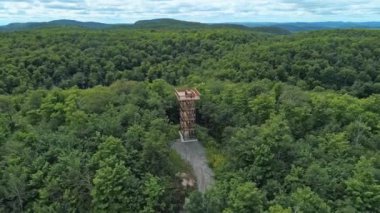Outaouais 'deki Montagnes Noires parkının ortasındaki gözetleme kulesinin havadan görüntüsü.