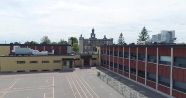 St-Jacques köyündeki ilköğretim okulunun İHA vinç görüntüleri papaz okulunu ve diğer mülkleri gösteriyor..