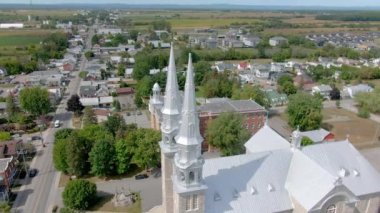 St. Jacques köyündeki bir kilisenin havadan ilgi odağı çevreyi ve çanları gösteriyor.