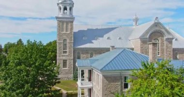 St-Jacques de Montcalm kilisesi tarafından çekilen vinç çatıya çıkıyor ve köyün çanları çalıyor.