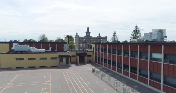 Dron Jeřáb Záběr Základní Školy Malé Vesnici Jacques Zobrazující Seminář — Stock video