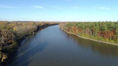 Sonbaharın açık güneşli bir gününde Rosemere 'deki nehirden aşağıya inen bir vinç görüntüsü.