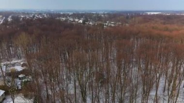 Fabreville 'deki St. Edouard Parkı' nın kışın Bois de la Source üzerinde yükselen drone vinç çekimi