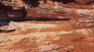 Kaplan 'daki Kızıl Toprak Dağı' nın önünde çekilen İHA vinci kamp alanının en üstte olduğunu gösteriyor.