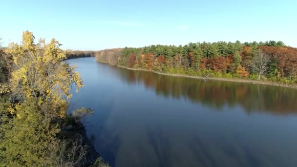 Grúa Drone Disparó Sobre Agua Río Rosemere Claro Día Soleado — Vídeos de Stock