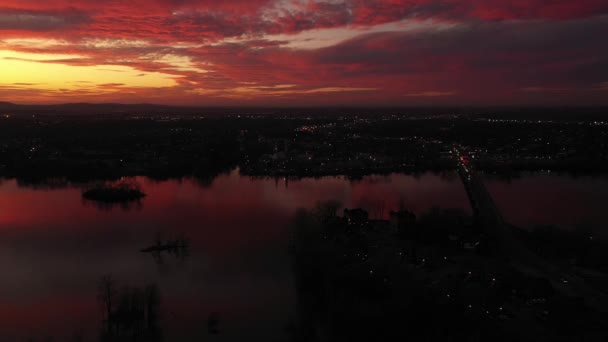 Εναέρια Δραματική Ηλιοβασίλεμα Πάνω Από Ποτάμι Μεταξύ Laval Και Eustache — Αρχείο Βίντεο