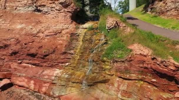 Aerial Shot Drone Backing Little Waterfalls Red Rocky Mountain Caplan — Vídeos de Stock