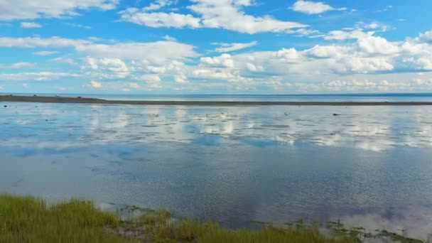 Lot Dronem Małej Wysokości Ilets Les Mechins Gaspesie Pobliżu Rzeki — Wideo stockowe