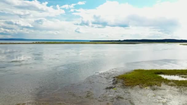 Letecké Bezpilotní Video Rotující Zprava Doleva Nízké Výšce Nad Vodou — Stock video