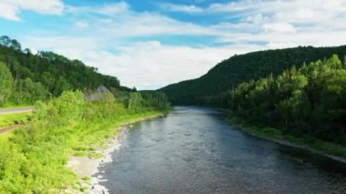 Nehir üzerinde uçan hava aracı videosu Gaspesie, Quebec 'teki Matapedia Vadisi' nin manzarasını gözler önüne seriyor..