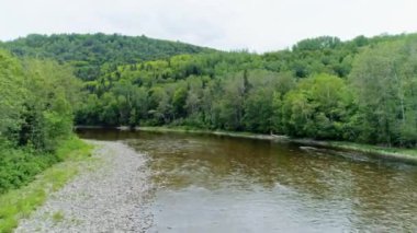 Yazın Matane nehri üzerinde alçak irtifada uçan hava aracı görüntüleri..