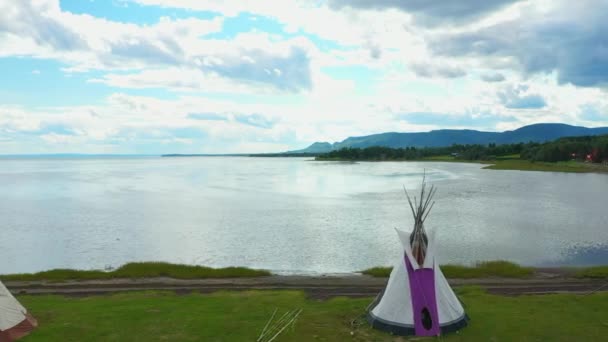 Aerial Drone Video Panning Left Right Tipis Facing Bay Maria — Wideo stockowe