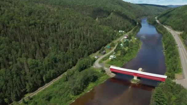 Výjimečné Panorama Dronem Odhalující Krytý Most Routhierville Stejně Jako Majestátní — Stock video