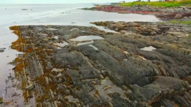 St-Lawrence Nehri 'nin alçak gelgiti sırasında St-Ulric, Qc sahilindeki kayaları gösteren alçaktan uçan dron videosu..