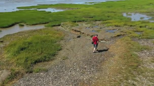 Vídeo Drones Aéreos Siguiendo Hombre Caminando Por Orilla Pocatiere Quebec — Vídeos de Stock