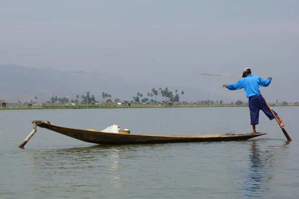 Pescarii de pe Lacul Inle din Myanmar (Birmania) folosind o tehnică unică — Fotografie, imagine de stoc