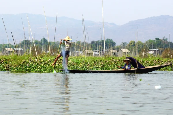 Pescadores no lago Inle, em Mianmar (Birmânia), utilizando uma técnica única de remo nas pernas e rede de pesca cónica . — Fotografia de Stock