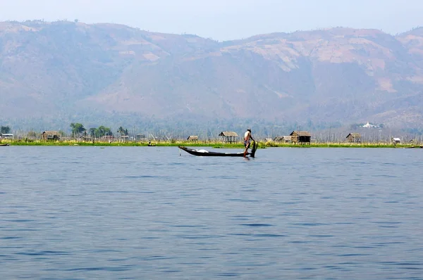 Fishermen on Inle Lake in Myanmar (burma) using unique technique of leg-rowing and conical fishnet. — Stock Photo, Image