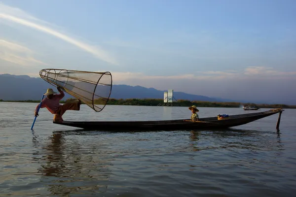 Fishermen on Inle Lake in Myanmar (burma) using unique technique — Stock Photo, Image