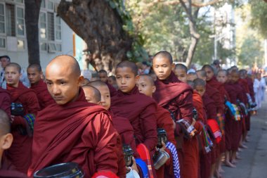 Amarapura, Myanmar - 15 Ocak: toplamak için Budist acemiler yürüme bir