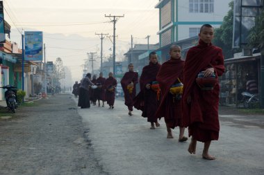 Amarapura, Myanmar - 15 Ocak: toplamak için Budist acemiler yürüme bir