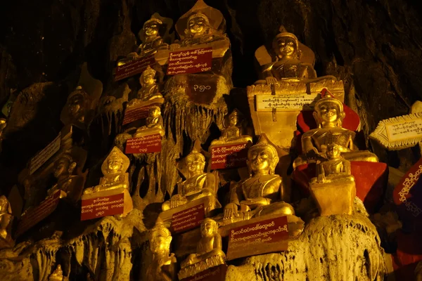 Buddhas inside Pindaya cave in Myanmar — Stock Photo, Image