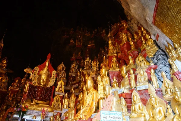 Buddhas inside Pindaya cave in Myanmar — Stock Photo, Image