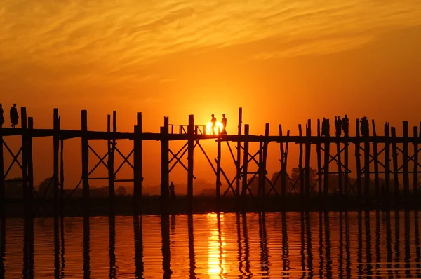 U bein ponte ao pôr do sol em Amarapura perto de Mandalay, Mianmar (Birmânia ) — Fotografia de Stock