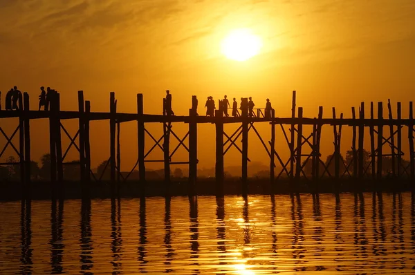 U-Bein-Brücke bei Sonnenuntergang in Amarapura in der Nähe von Mandalay, Myanmar (Birma) — Stock fotografie