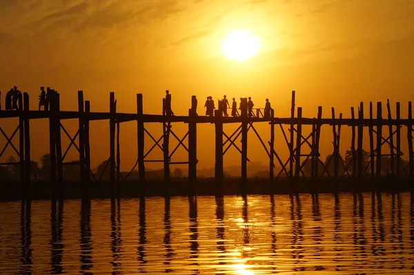 Podul U bein la apusul Lunii în Amarapura lângă Mandalay, Myanmar (Birmania ) — Fotografie, imagine de stoc