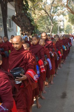 sadaka ve mandalay yakınındaki amarapura teklifleri toplamaya Budist acemiler yürümek
