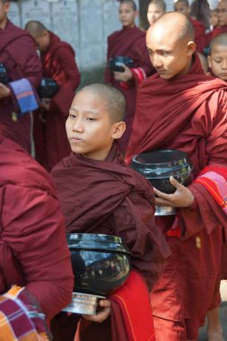 sadaka ve mandalay yakınındaki amarapura teklifleri toplamaya Budist acemiler yürümek