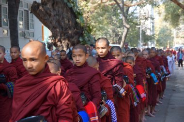 sadaka ve mandalay yakınındaki amarapura teklifleri toplamaya Budist acemiler yürümek