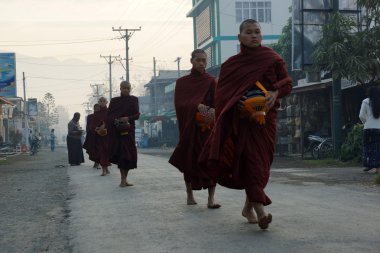 sadaka ve teklifleri nyaung shwe, myanmar içinde toplamak için Budist acemiler yürümek