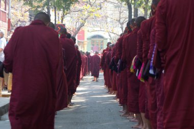 sadaka ve mandalay yakınındaki amarapura teklifleri toplamaya Budist acemiler yürümek