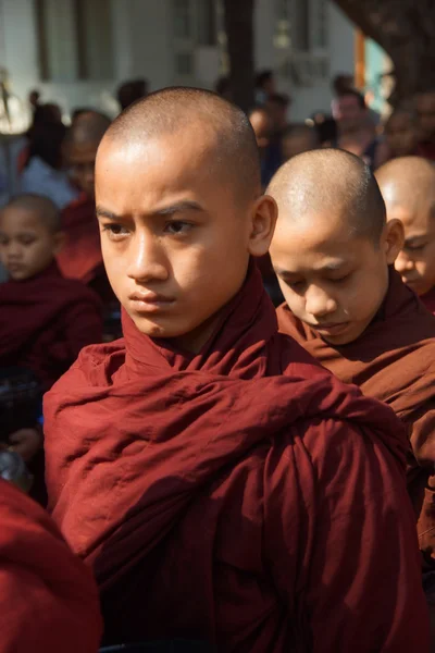 Buddhistiske nybegynnere går for å samle almisser og ofringer i Amarapura nær Mandalay – stockfoto