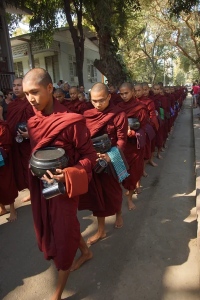 sadaka ve mandalay yakınındaki amarapura teklifleri toplamaya Budist acemiler yürümek
