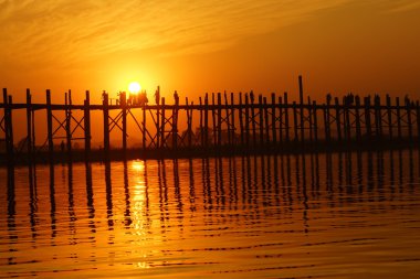 u bein Köprüsü'nde mandalay, myanmar (burma yakınlarında amarapura gün batımı)