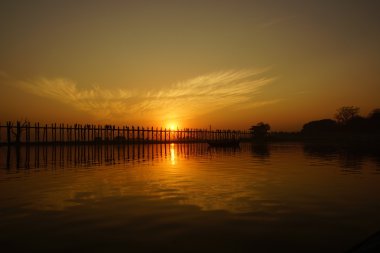 u bein Köprüsü'nde mandalay, myanmar (burma yakınlarında amarapura gün batımı)