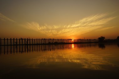 u bein Köprüsü'nde mandalay, myanmar (burma yakınlarında amarapura gün batımı)