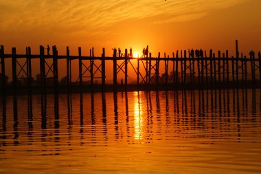 u bein Köprüsü'nde mandalay, myanmar (burma yakınlarında amarapura gün batımı)