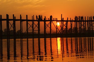 u bein Köprüsü'nde mandalay, myanmar (burma yakınlarında amarapura gün batımı)