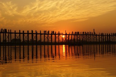u bein Köprüsü'nde mandalay, myanmar (burma yakınlarında amarapura gün batımı)