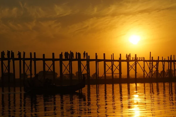 U bein ponte ao pôr do sol em Amarapura perto de Mandalay, Mianmar (Birmânia ) — Fotografia de Stock