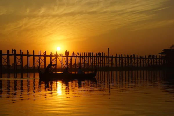 U bein ponte ao pôr do sol em Amarapura perto de Mandalay, Mianmar (Birmânia ) — Fotografia de Stock