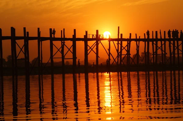 U bein ponte ao pôr do sol em Amarapura perto de Mandalay, Mianmar (Birmânia ) — Fotografia de Stock