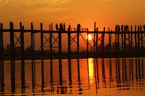 U bein ponte ao pôr do sol em Amarapura perto de Mandalay, Mianmar (Birmânia ) — Fotografia de Stock